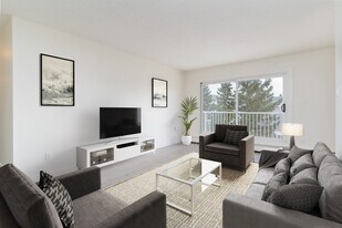 Greentree Village in Edmonton, AB - Building Photo