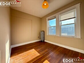 70 Beechcroft St, Unit 1 in Boston, MA - Foto de edificio - Building Photo