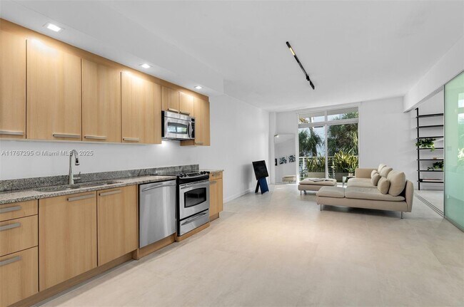 2001 Meridian Ave, Unit 327 in Miami Beach, FL - Foto de edificio - Building Photo