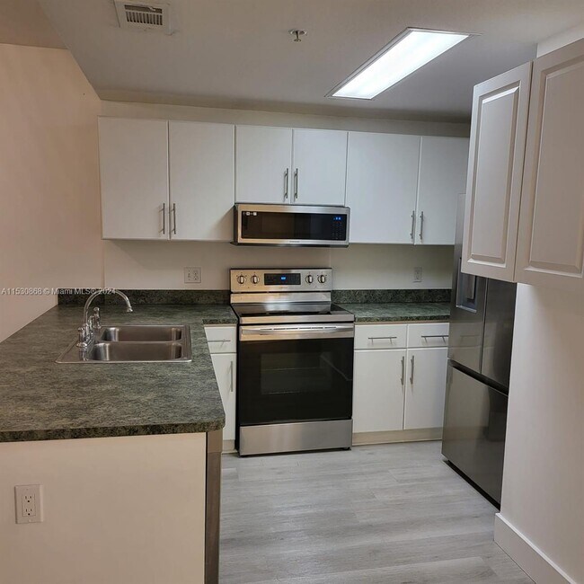 3410 Coral Wy, Unit 707 in Miami, FL - Building Photo - Building Photo
