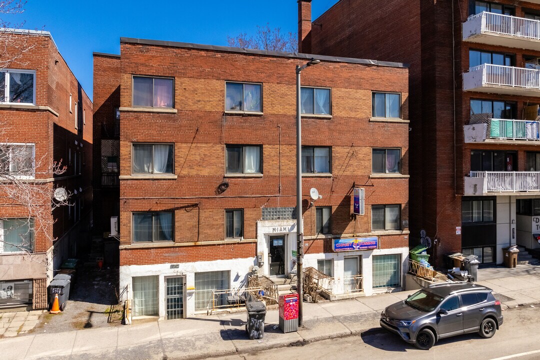 5765 Décarie Boul in Montréal, QC - Building Photo