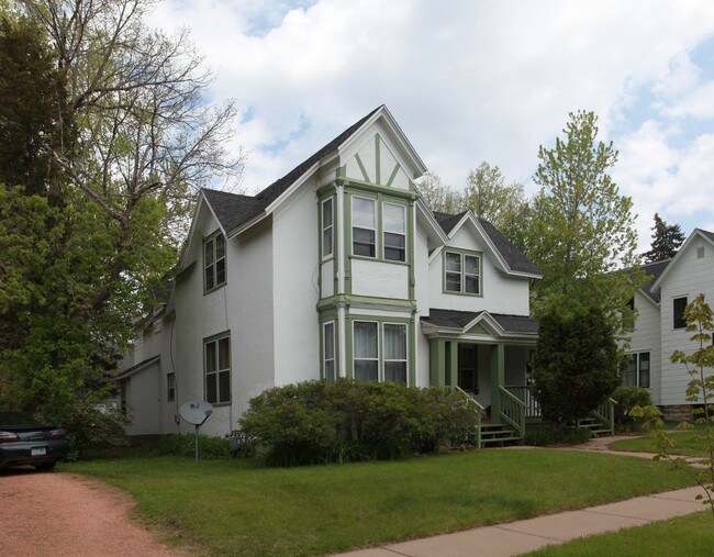 454 Summit Ave in Eau Claire, WI - Foto de edificio - Building Photo