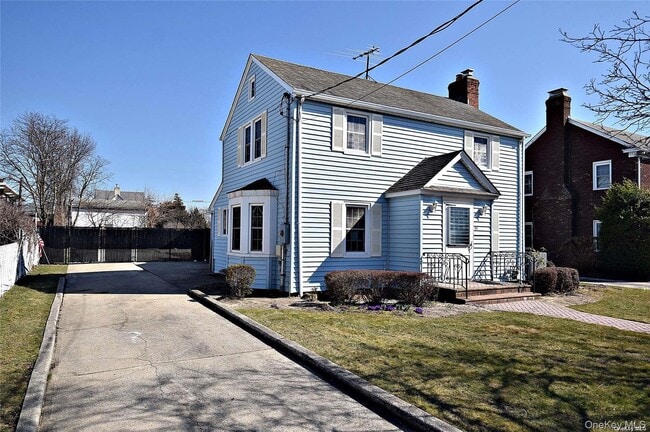 27 N Lewis Pl in Rockville Centre, NY - Building Photo - Building Photo