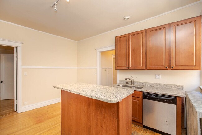 3501 W Fullerton Ave, Unit 3 in Chicago, IL - Building Photo - Building Photo