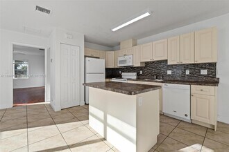 6035 SW 40th Ct in Miramar, FL - Building Photo - Building Photo