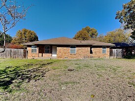 649 W Main St in Lancaster, TX - Building Photo
