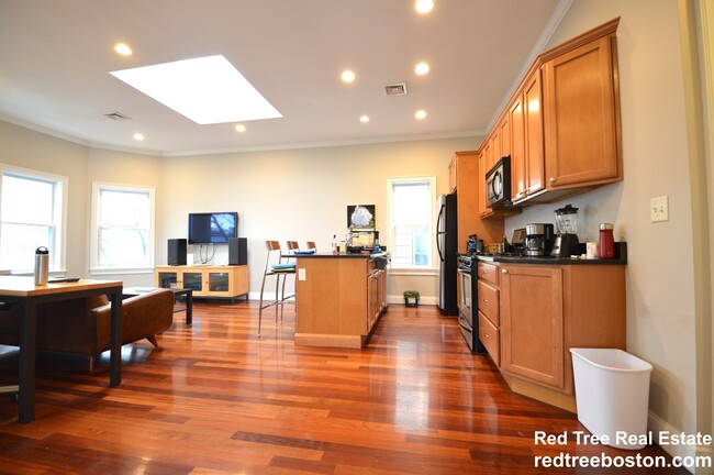 10 Bristol St, Unit 3 in East Cambridge, MA - Foto de edificio - Building Photo