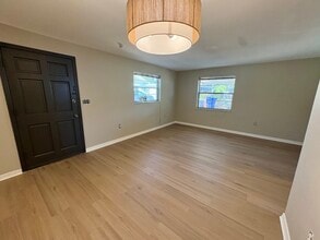 153 New York Ave, Unit A in Dunedin, FL - Foto de edificio - Building Photo