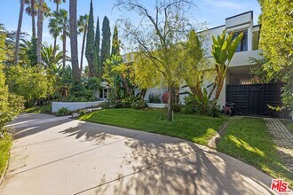 605 N Hillcrest Rd in Beverly Hills, CA - Building Photo - Building Photo