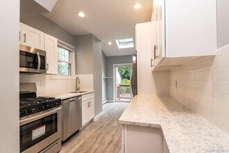 20 Starks Pl in Lynbrook, NY - Building Photo - Building Photo
