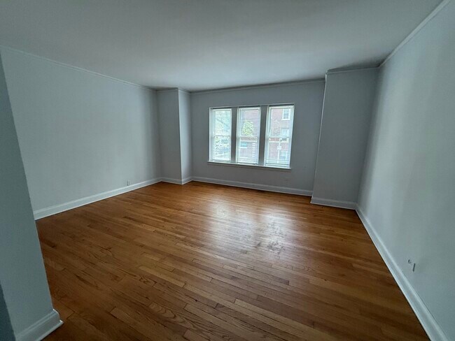 2002 W Jarvis Ave in Chicago, IL - Building Photo - Building Photo