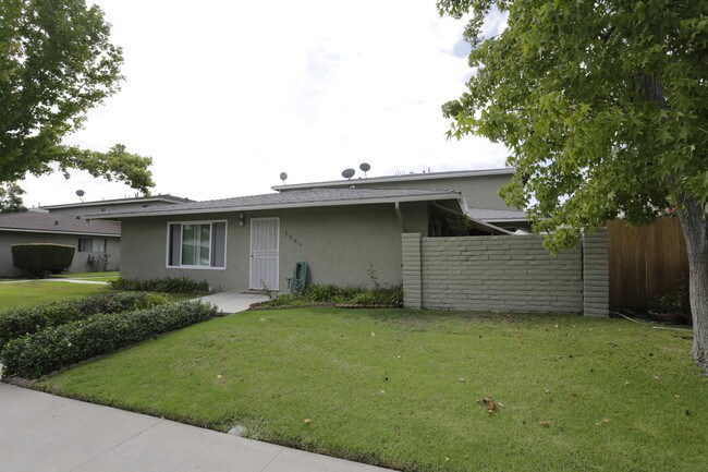 1587 Coriander Dr in Costa Mesa, CA - Foto de edificio - Building Photo
