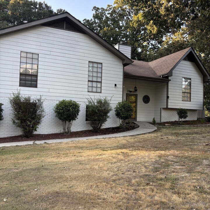 1220 Tahiti Cir in Alabaster, AL - Building Photo