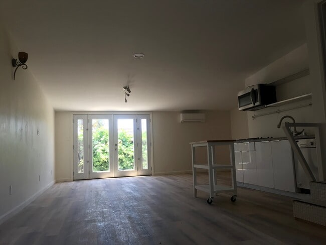 1237 N Commonwealth Ave, Unit Casita Oasis in Los Angeles, CA - Building Photo - Building Photo