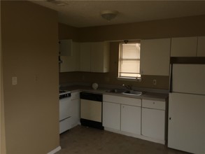 2705 Windswept Cove-Unit -201 in Austin, TX - Foto de edificio - Building Photo