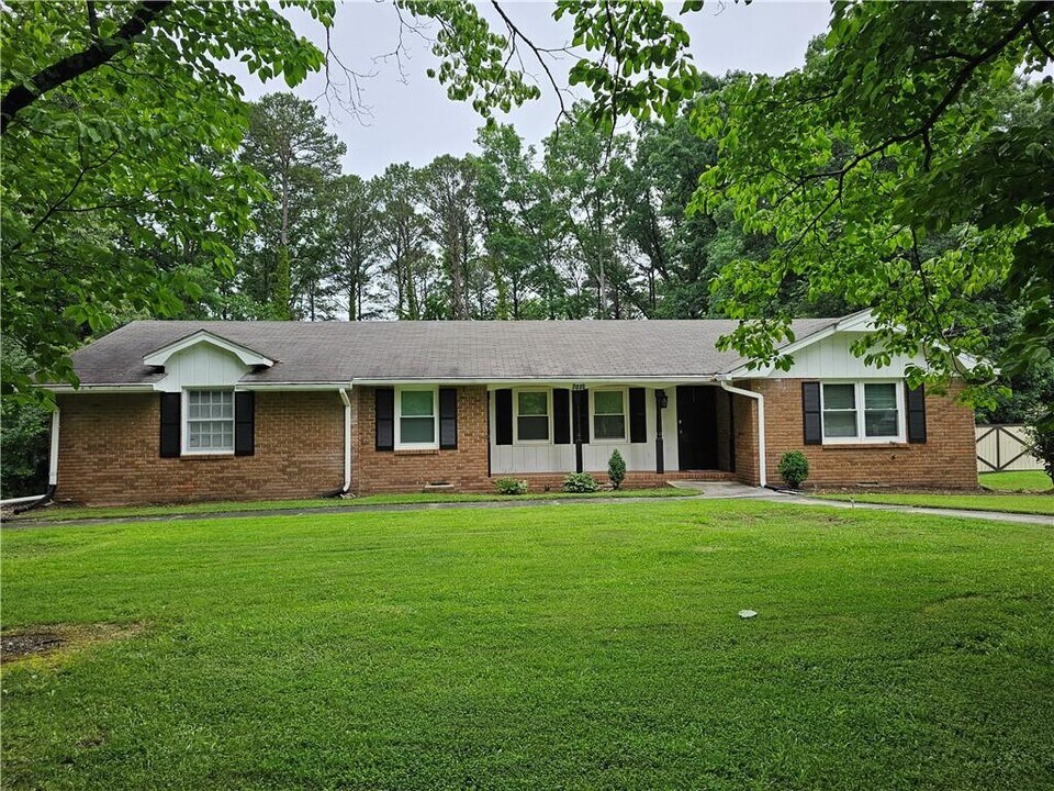 2030 Veracruz Dr SW in Snellville, GA - Building Photo