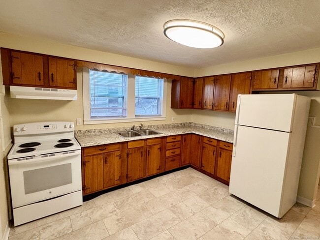 132 N Elm St in Torrington, CT - Foto de edificio - Building Photo