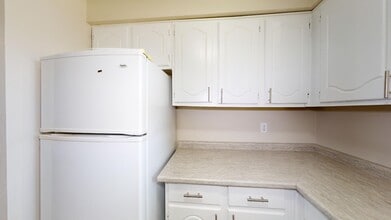 1308 Commissioners Rd W in London, ON - Building Photo - Building Photo