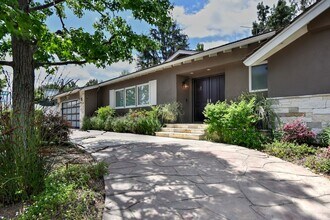 4303 Bonavita Dr in Los Angeles, CA - Building Photo - Building Photo