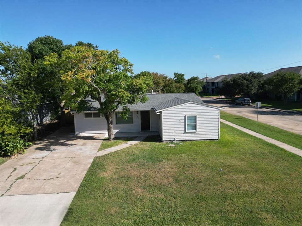 702 W 12th St in Freeport, TX - Building Photo