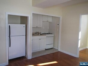 57 Hastings Ave in Rutherford, NJ - Building Photo - Building Photo