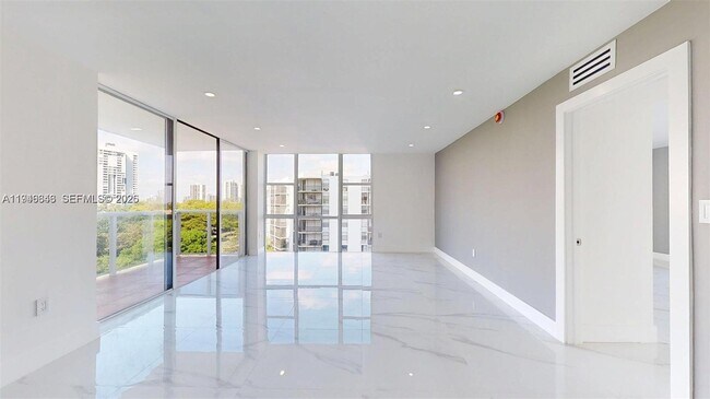 3625 N Country Club Dr in Aventura, FL - Building Photo - Building Photo