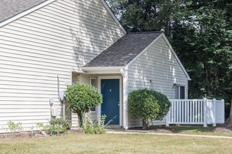 Brookmont Apartments in Waldorf, MD - Foto de edificio - Building Photo