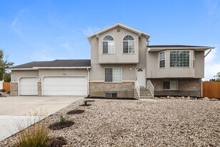 5166 Cobble Cir in West Jordan, UT - Building Photo