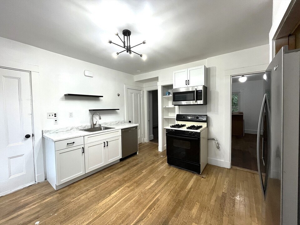 166 Elliot St in Newton, MA - Building Photo