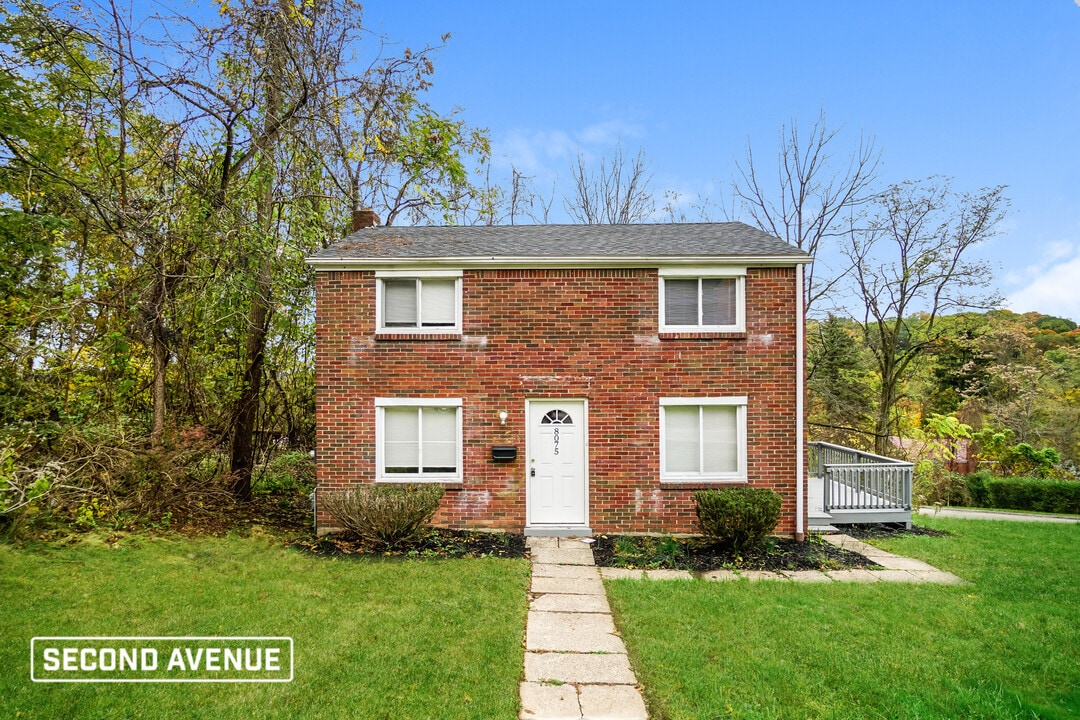 8075 Chaske St in Verona, PA - Foto de edificio