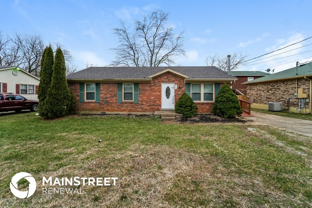 114 Hoffman Ln in La Grange, KY - Building Photo