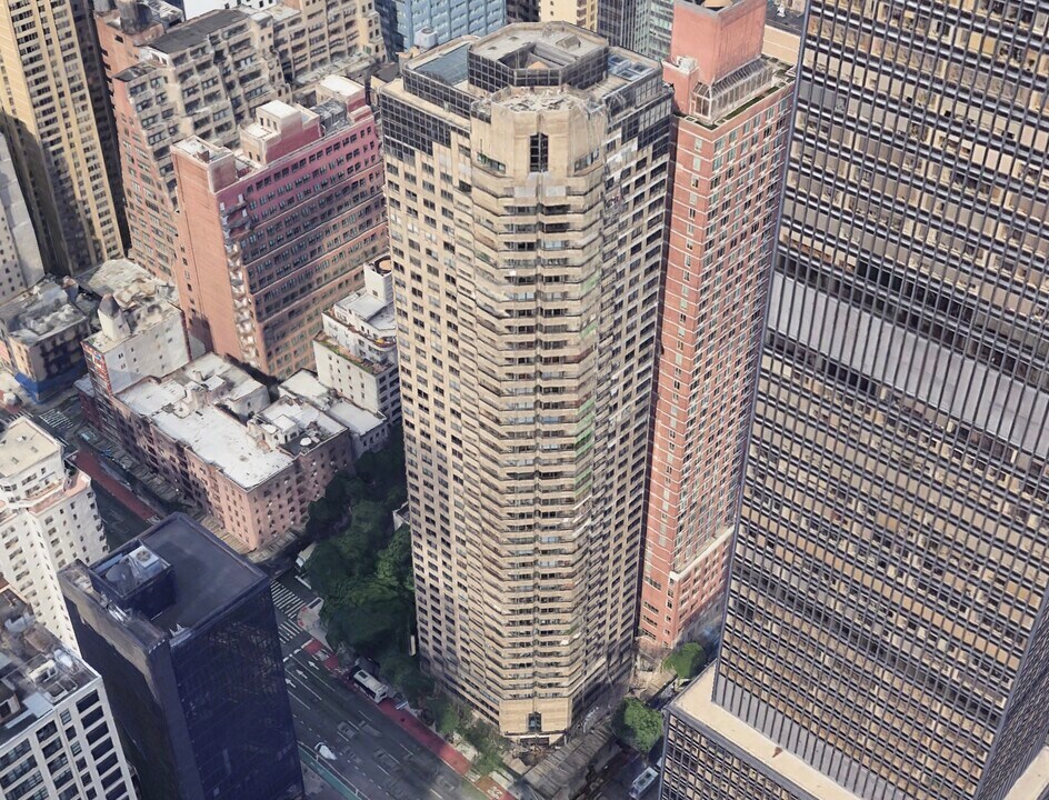 240 E 47th St, Unit 22D in New York, NY - Building Photo