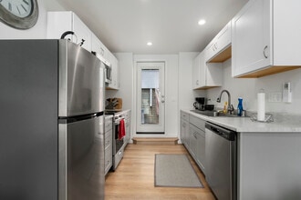 825 Calle de Arboles in Redondo Beach, CA - Foto de edificio - Building Photo