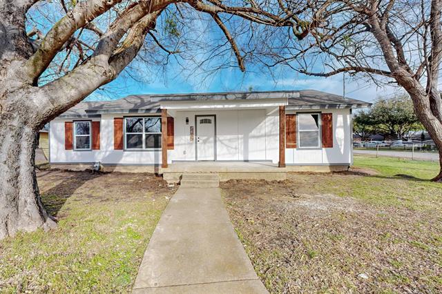 2802 N Masters Dr in Dallas, TX - Building Photo