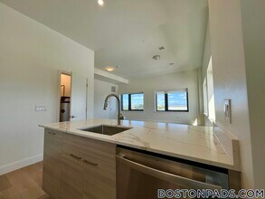 1079 Commonwealth Ave in Boston, MA - Building Photo - Building Photo