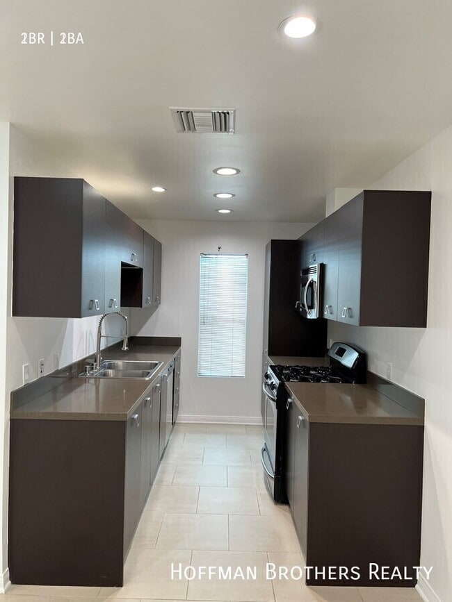 1418 N Poinsettia Pl in Los Angeles, CA - Foto de edificio - Building Photo