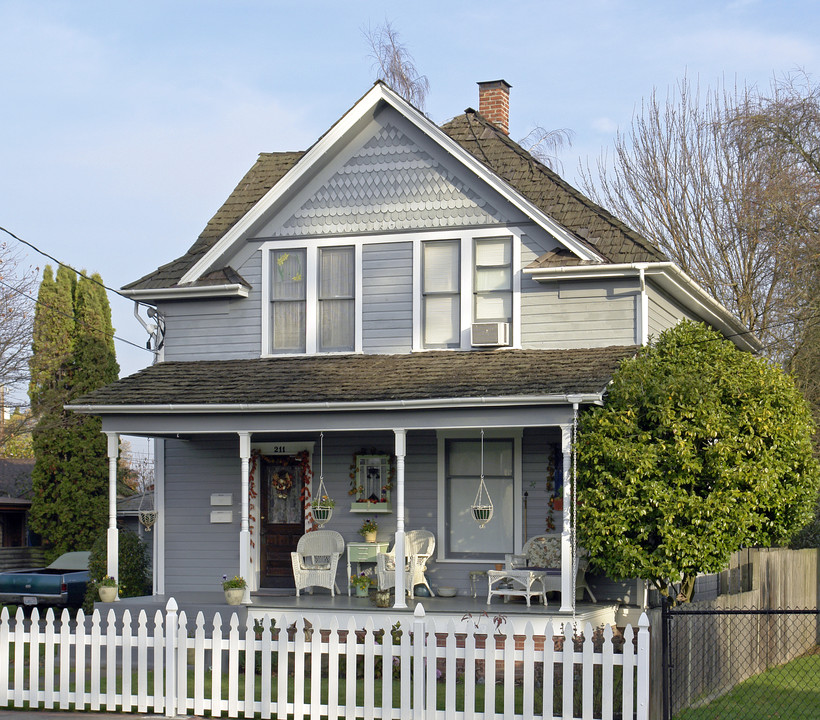 211 4th Ave NW in Puyallup, WA - Building Photo