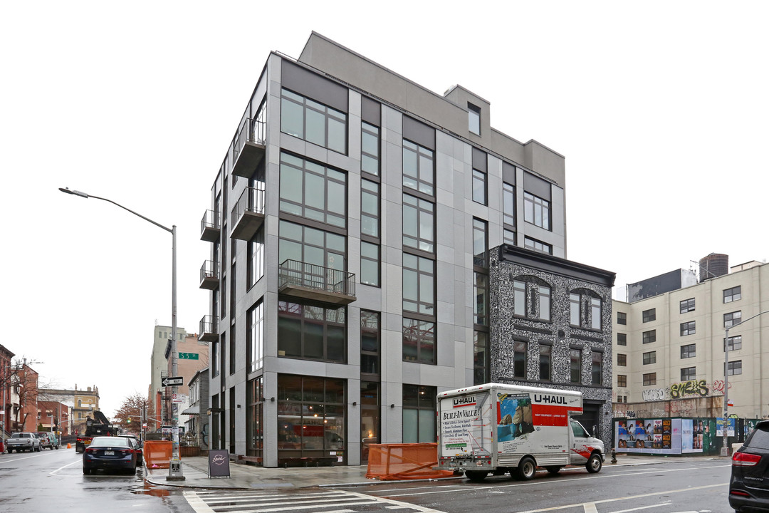 Ice Cream Factory Lofts in Brooklyn, NY - Foto de edificio