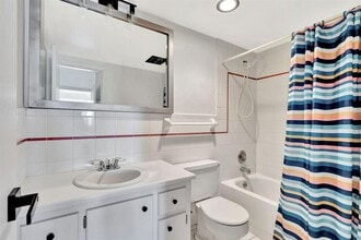 1801 NE 62nd St, Unit 205 in Fort Lauderdale, FL - Foto de edificio - Building Photo