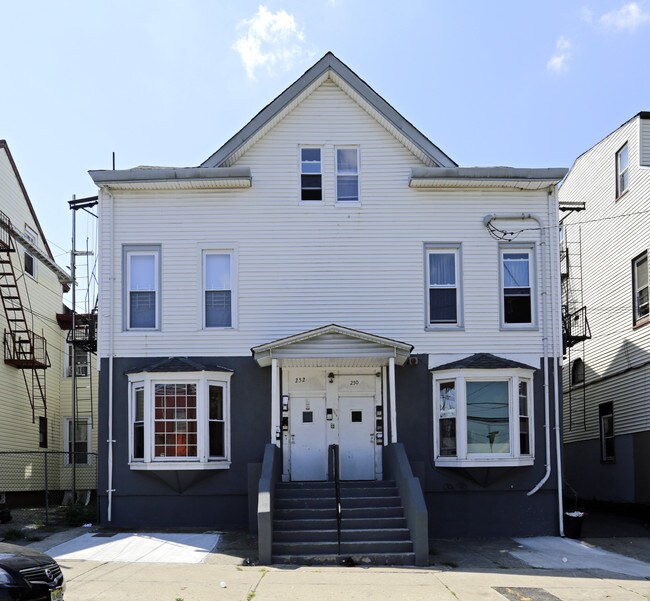 250-252 Van Houten St in Paterson, NJ - Building Photo - Building Photo