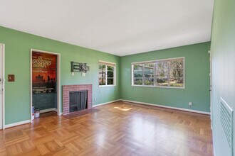 5116 Village Grn in Los Angeles, CA - Foto de edificio - Building Photo