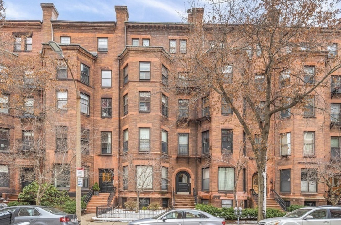 35 Bay State Rd, Unit 5 in Boston, MA - Building Photo
