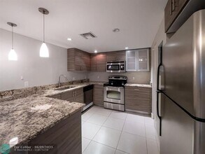 64 Isle of Venice Dr in Fort Lauderdale, FL - Building Photo - Building Photo