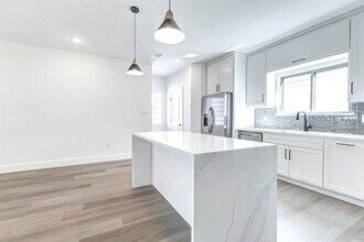 5638 Dolores St in Houston, TX - Foto de edificio - Building Photo