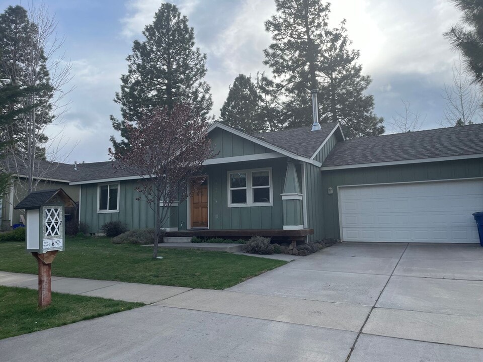 61021 Lodgepole Dr in Bend, OR - Building Photo