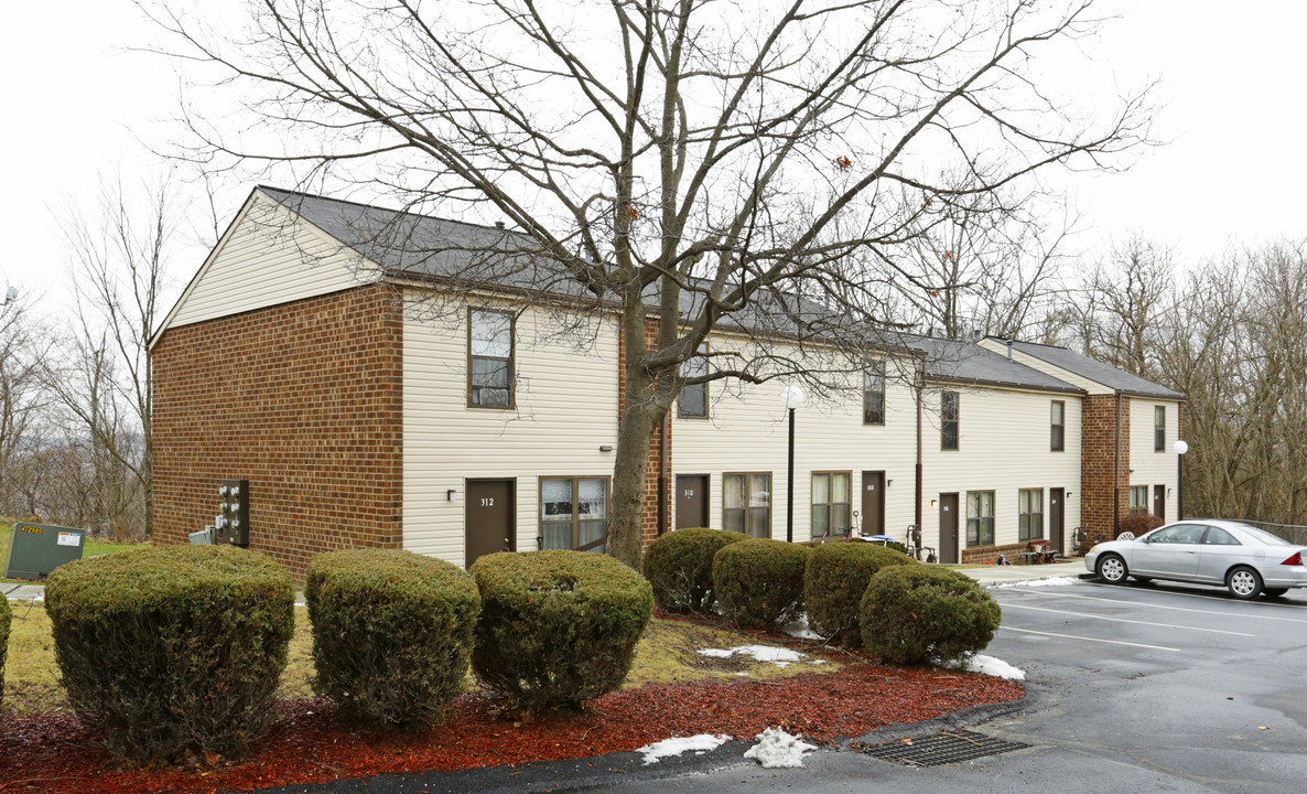 Woodlands Apartments in Washington, PA - Building Photo