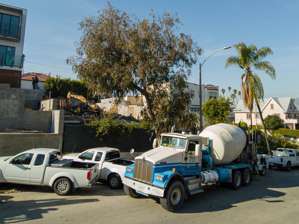 565 N Mariposa Ave in Los Angeles, CA - Building Photo