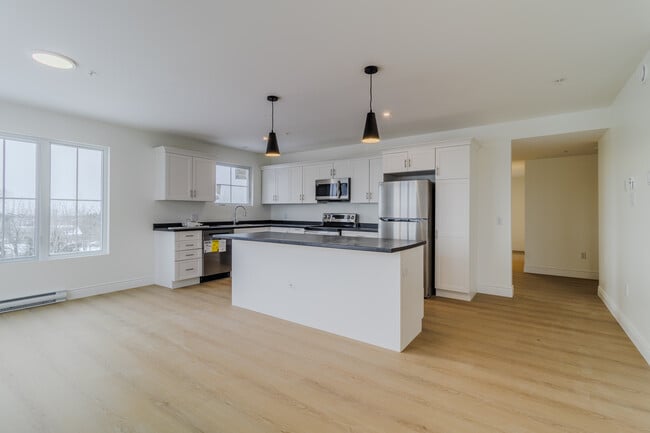 975 Brookside Dr in Fredericton, NB - Building Photo - Building Photo