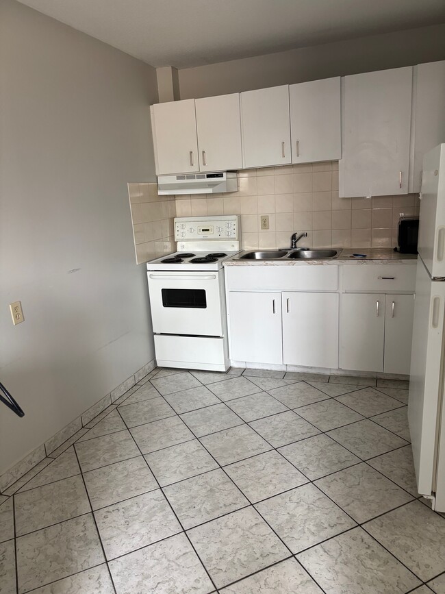 9725-9130 130 Ave NW in Edmonton, AB - Building Photo - Building Photo