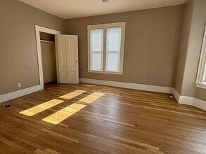 29 Webster St, Unit Spacious 3bdrm in Framingham, MA - Building Photo - Building Photo